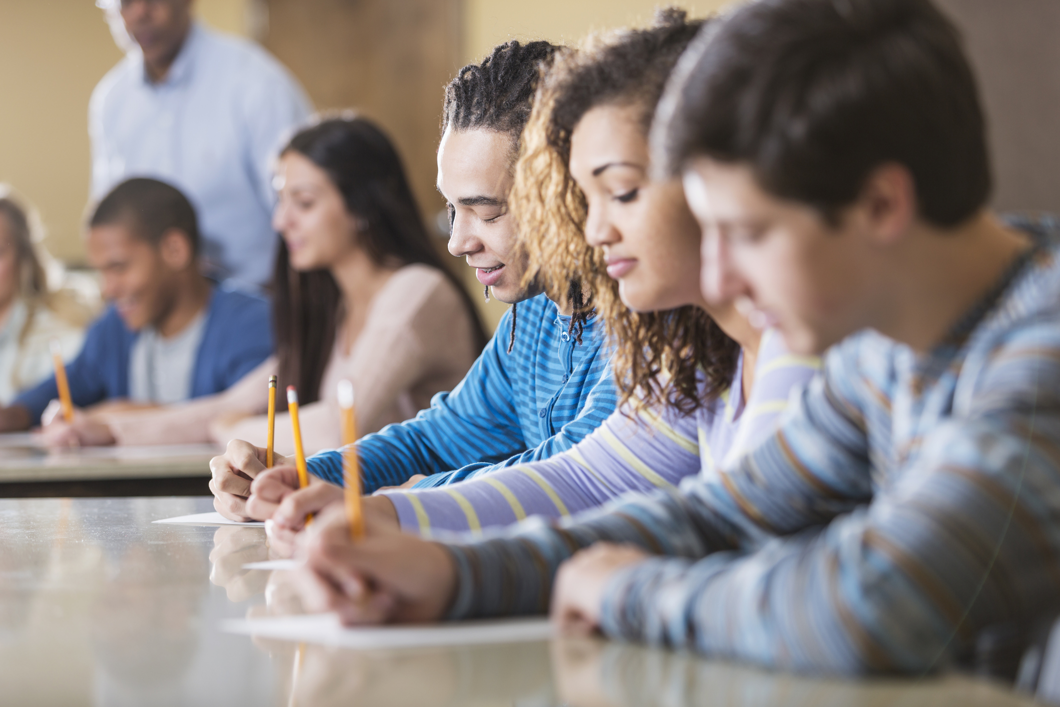 Student s test. Студенты. Обучение взрослых людей. Групповое тестирование. Студент пишет.