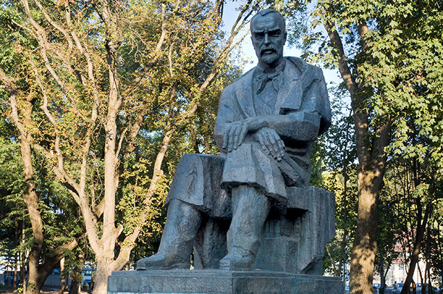 Bistrita-statuie-G-Cosbuc-01.jpg
